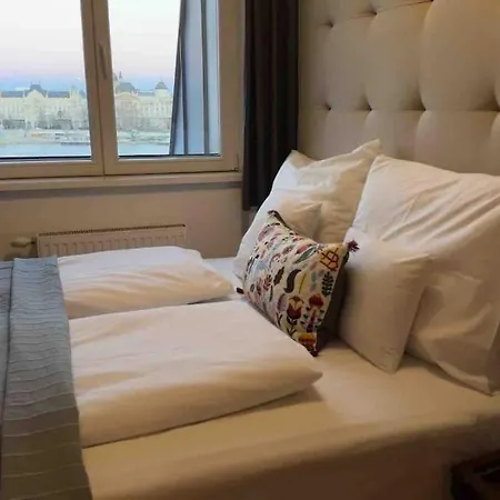 Charming Castle View With Giant Balcony * Budapeşte