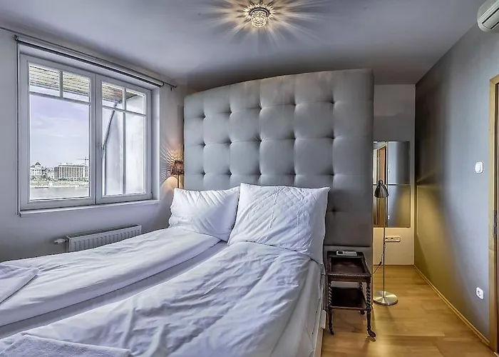 Charming Castle View With Giant Balcony Apartament Budapesta