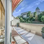 Charming Castle View With Giant Balcony דירה *