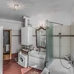 Charming Castle View With Giant Balcony דירה
