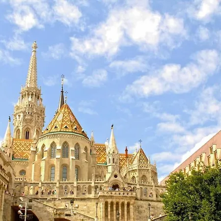 Charming Castle View With Giant Balcony דירה בודפשט